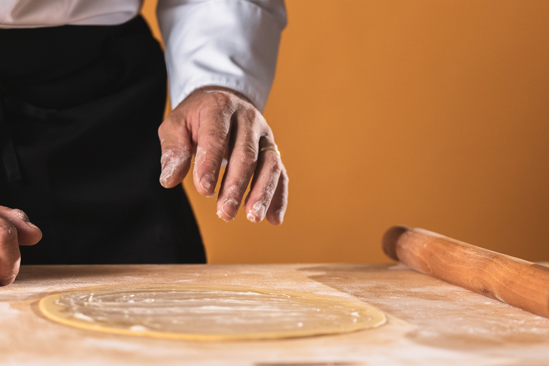 preparazione sfoglia per crostolo